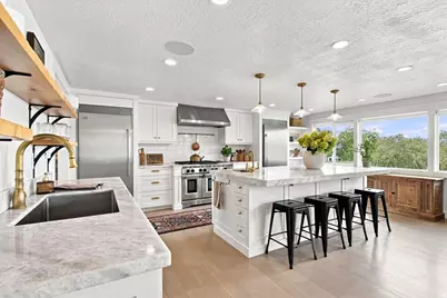2424 E Oakcrest Ln, Holladay, UT 84121 - Photo 4