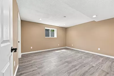 2407 E Country Oaks Dr, Layton, UT 84040 - Photo 32