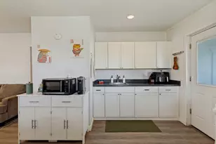 730 E Geranium St, Sandy, UT 84094 - Photo 2