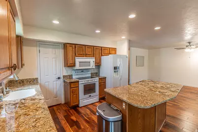295 N 330 E, Orem, UT 84057 - Photo 16