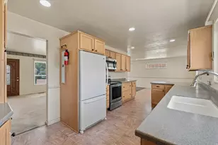 9855 S Sunflower Ln E, Sandy, UT 84094 - Photo 8