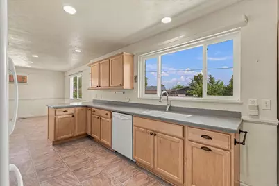 9855 S Sunflower Ln E, Sandy, UT 84094 - Photo 6