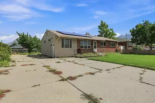9855 S Sunflower Ln E, Sandy, UT 84094 - Photo 4