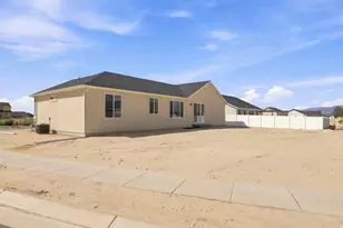 2403 E Sunflower Dr, Eagle Mountain, UT 84005 - Photo 4