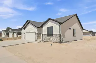 2273 E Sunflower Dr, Eagle Mountain, UT 84005 - Photo 2