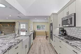 6482 S 2520 E, Cottonwood Heights, UT 84121 - Photo 10