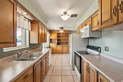 1079 E Hillcrest Dr, Springville, UT 84663 - Photo 10