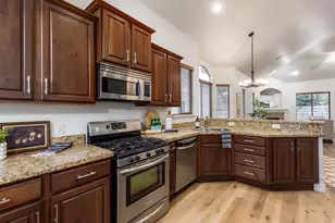 318 E Nechatel Dr, Draper, UT 84020 - Photo 8