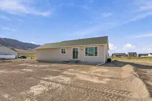 2363 E Sunflower Dr, Eagle Mountain, UT 84005 - Photo 32