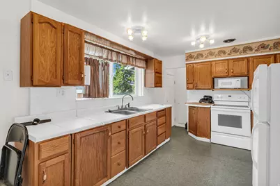 9950 S Barium Ln, Sandy, UT 84094 - Photo 8