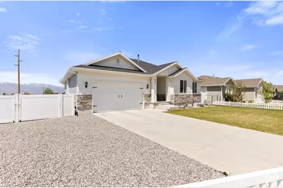 886 S Cambridge Cir E, Tooele, UT 84074 - Photo 2