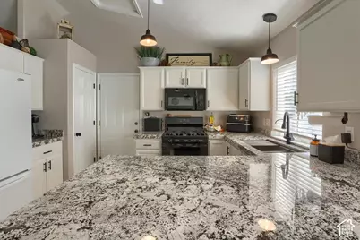 29 E Redwing Ct N, Saratoga Springs, UT 84045 - Photo 10