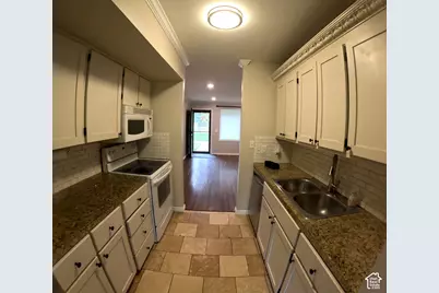 6092 S 2075 St E, Holladay, UT 84121 - Photo 4