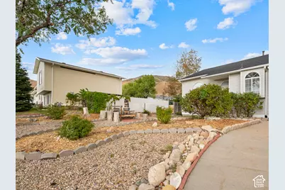 863 W Sundown Ln, Tooele, UT 84074 - Photo 2