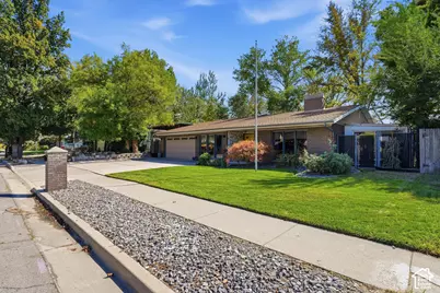 746 E Pontiac Dr, Murray, UT 84107 - Photo 2