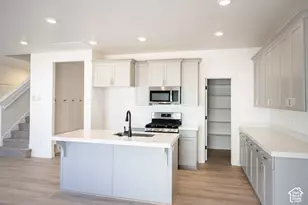 562 W 1750 N, Harrisville, UT 84404 - Photo 2