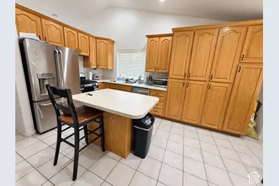 558 E Hidden Cove Ln, Lehi, UT 84043 - Photo 2