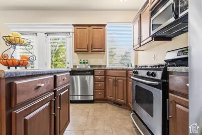 872 N Farmington Xing, Farmington, UT 84025 - Photo 4