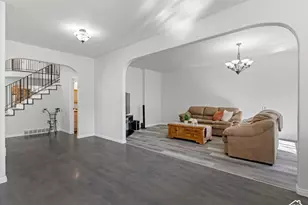 10819 S Lostwood Dr E, Sandy, UT 84092 - Photo 14