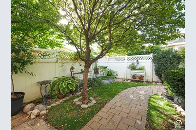 557 E Villager Ln, Midvale, UT 84047 - Photo 8