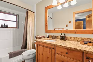 2275 E 6200 S, Holladay, UT 84121 - Photo 32