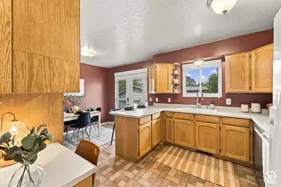 580 E Aloha Ln, Sandy, UT 84070 - Photo 14