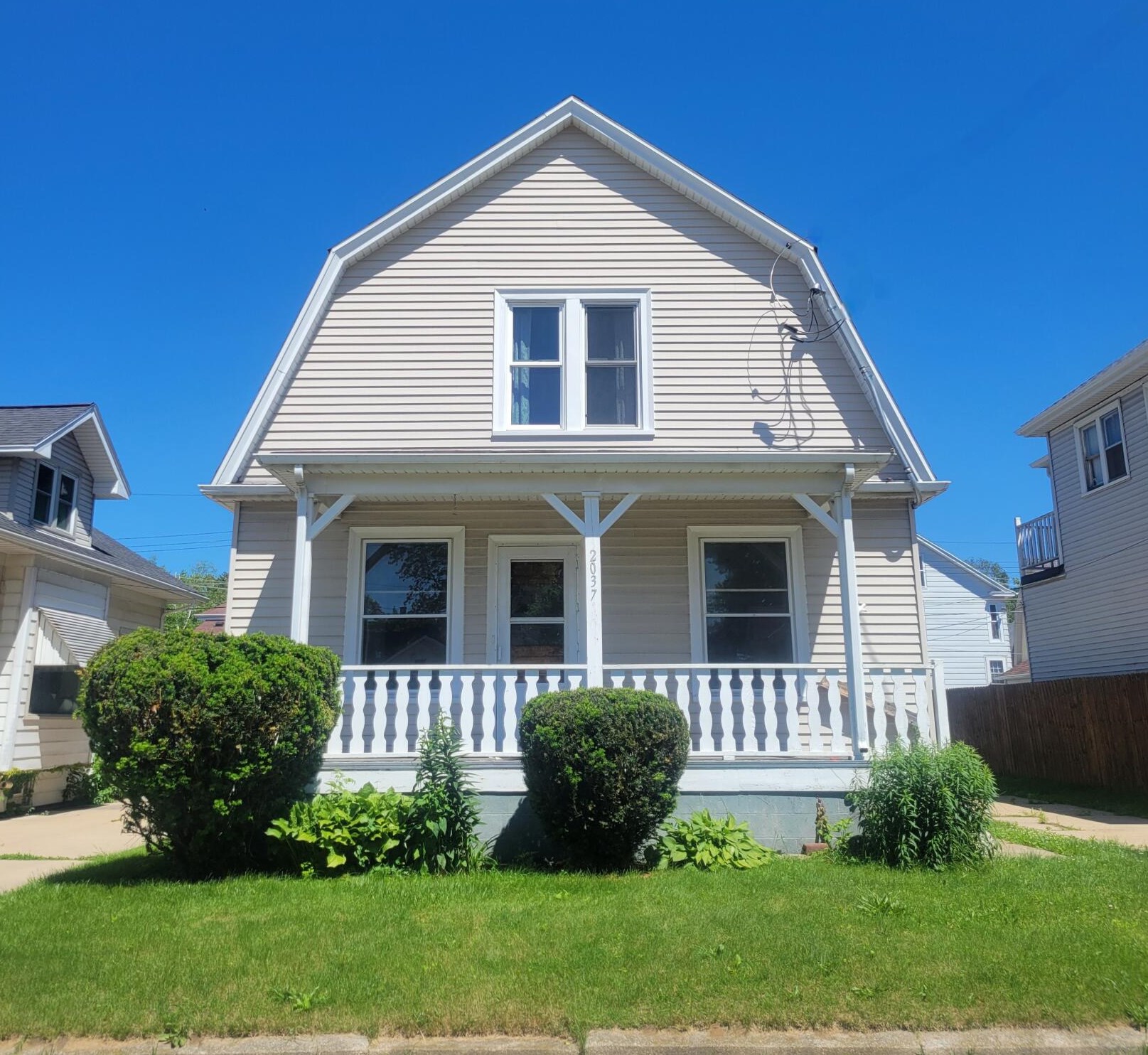 2037 Charles St, Racine, WI 53402-4609