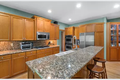 10137 N Kenilworth Ct, Mequon, WI 53092 - Photo 8