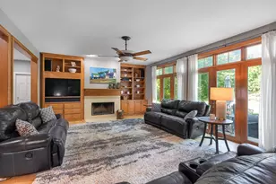 10137 N Kenilworth Ct, Mequon, WI 53092 - Photo 2