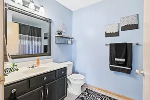 W241N2507 E Parkway Meadow Cir, Pewaukee, WI 53072 - Photo 10