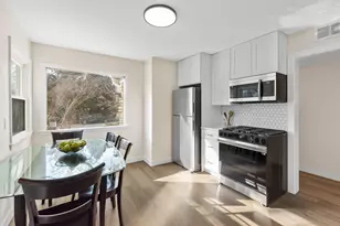 8424 N Fox Croft Ln, Fox Point, WI 53217 - Photo 6