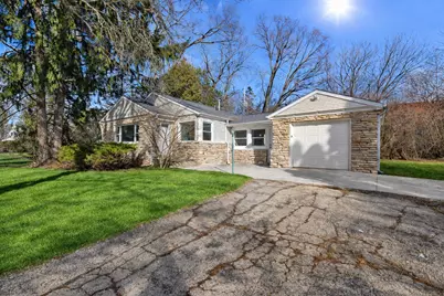 8424 N Fox Croft Ln, Fox Point, WI 53217 - Photo 2