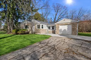 8424 N Fox Croft Ln, Fox Point, WI 53217 - Photo 2