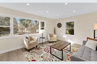 8424 N Fox Croft Ln, Fox Point, WI 53217 - Photo 4