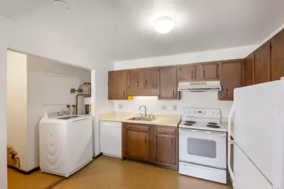 10818 W Donna Dr, Milwaukee, WI 53224 - Photo 4