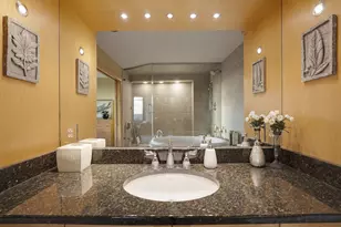 929 N Astor St, Milwaukee, WI 53202 - Photo 14