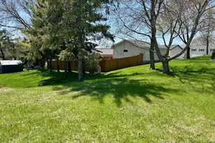 908 Kings Ridge Ct, West Bend, WI 53090 - Photo 14