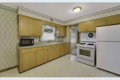 9830 W Metcalf Pl, Milwaukee, WI 53222 - Photo 6