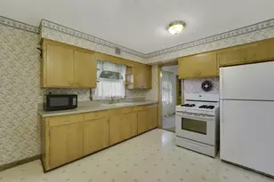 9830 W Metcalf Pl, Milwaukee, WI 53222 - Photo 6