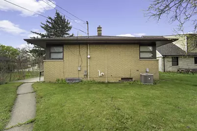 9830 W Metcalf Pl, Milwaukee, WI 53222 - Photo 16