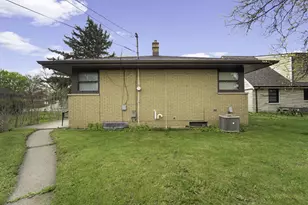 9830 W Metcalf Pl, Milwaukee, WI 53222 - Photo 16