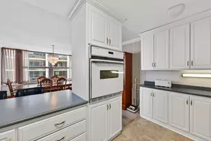 1610 N Prospect Ave, Milwaukee, WI 53202 - Photo 14