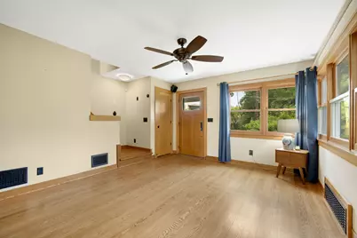 3061 N Gordon Cir, Milwaukee, WI 53212 - Photo 6
