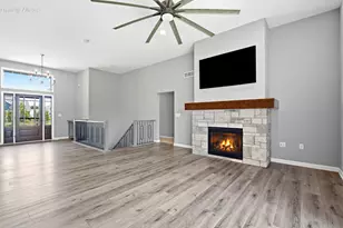 10163 S Woodside Ct, Franklin, WI 53132 - Photo 12