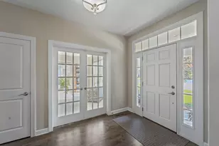 W79N423 Ridgeway Ln, Cedarburg, WI 53012 - Photo 2