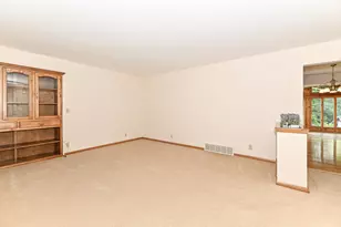 18571 W Hillcrest Dr, New Berlin, WI 53146 - Photo 8