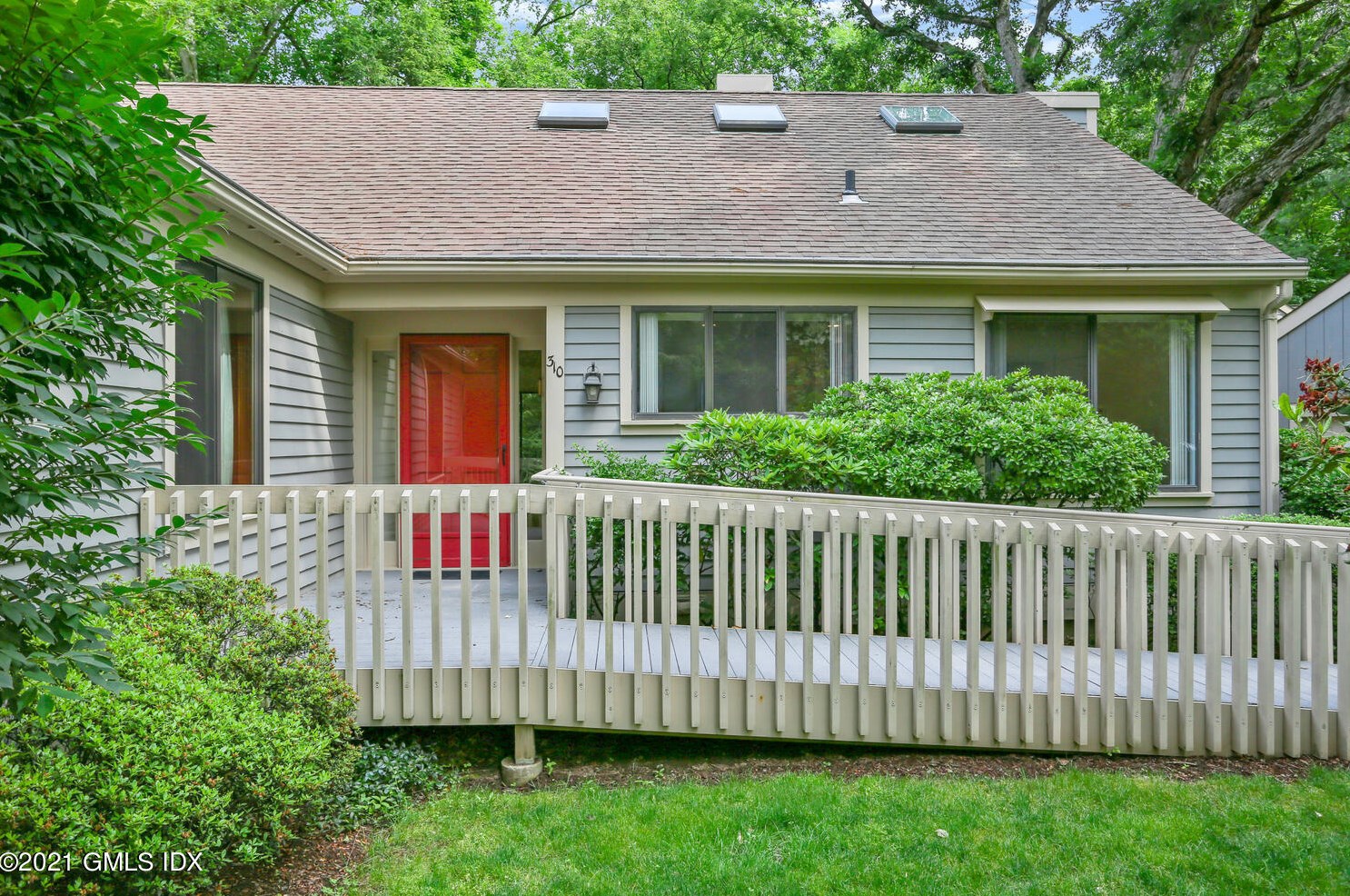 310 W Lyon Farm Dr #310, Greenwich, CT 06831