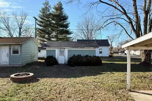 107 W Main St, Earlville, IL 62932 - Photo 4