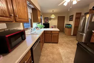 2610 38th St, Moline, IL 61265 - Photo 6