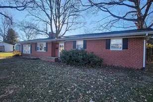 458 W Maple St, Nashville, IL 62263 - Photo 2